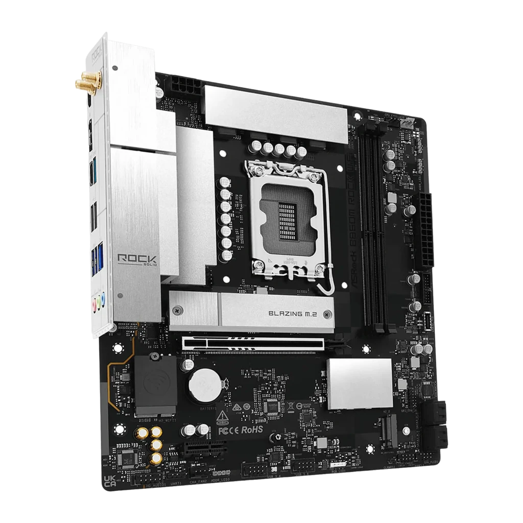 ASRock B860M Rock WiFi 128GB, vista em ângulo com caixa: placa micro ATX LGA1851, dissipadores prateados e antenas WiFi - Item2