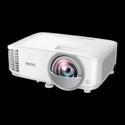 BenQ MX808STH XGA 3600lm branco, vista frontal esquerda: lente curta distância, grades de ventilação e logo BenQ