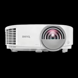BenQ MX808STH XGA 3600lm branco, vista frontal: objetiva grande angular, grelha de ventilação e logótipo BenQ