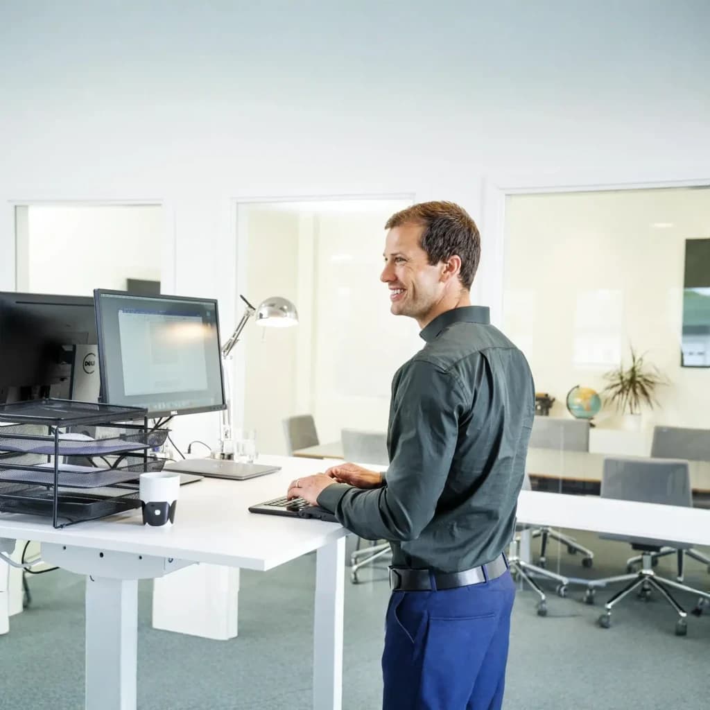 Mousetrapper Advance 2.0+ Negro Blanco, uso en oficina: hombre de pie trabajando con el ratón en escritorio elevable
