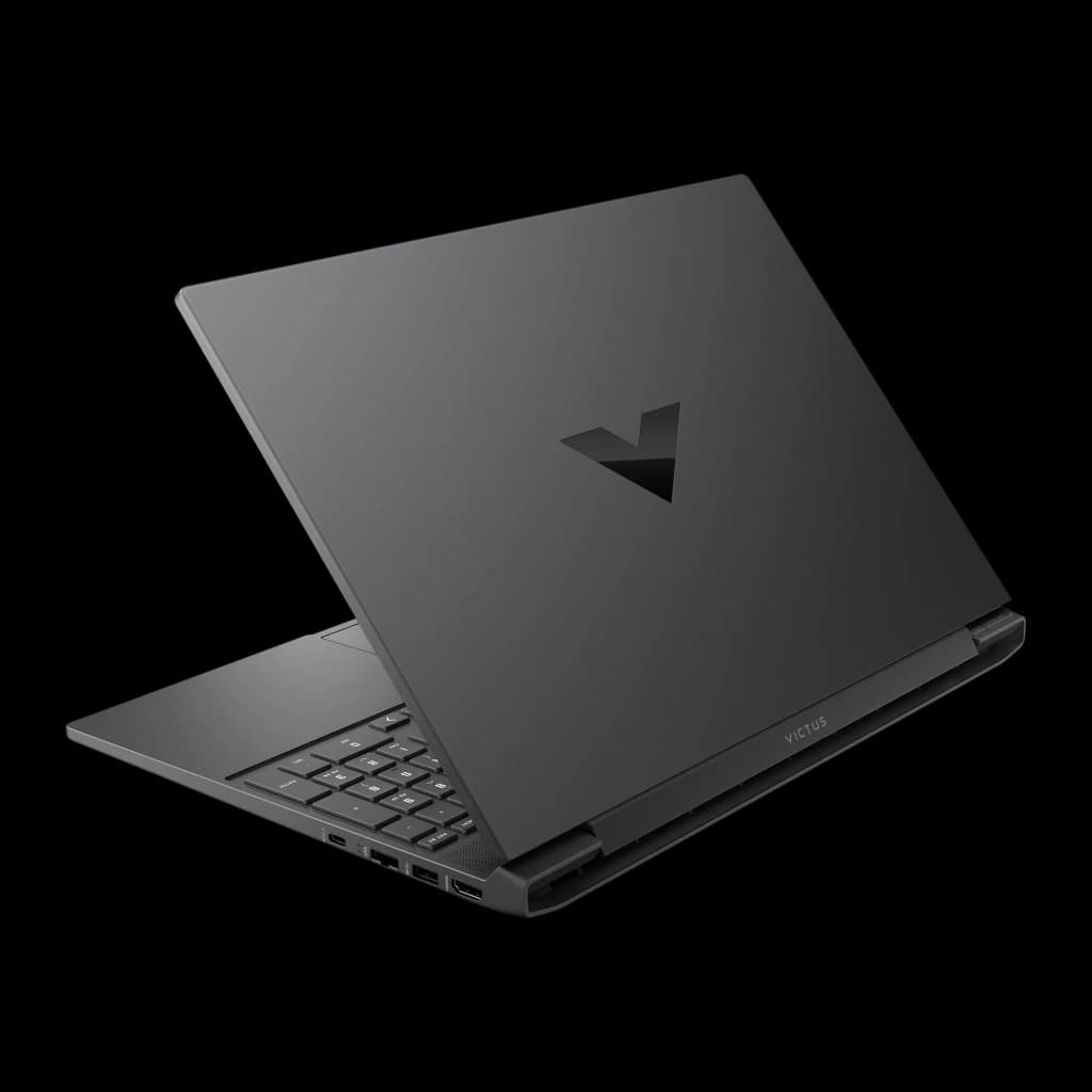 HP Victus Gaming 512GB negro, vista trasera: tapa con logo Victus en relieve y puertos traseros izquierdos visibles