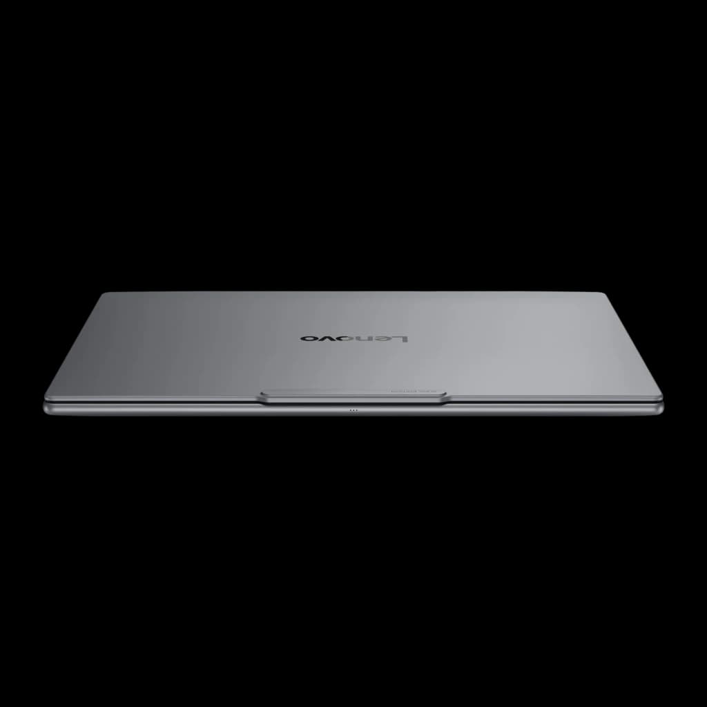 Lenovo Yoga Pro 7 15IPH11 1TB gris, vue latérale fermé: profil plat avec logo Lenovo inversé et charnière centrale visible