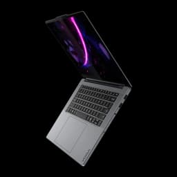 Lenovo Yoga Pro 7 15IPH11 1TB Gris, vue en angle: clavier, trackpad et écran avec fond gaming violet