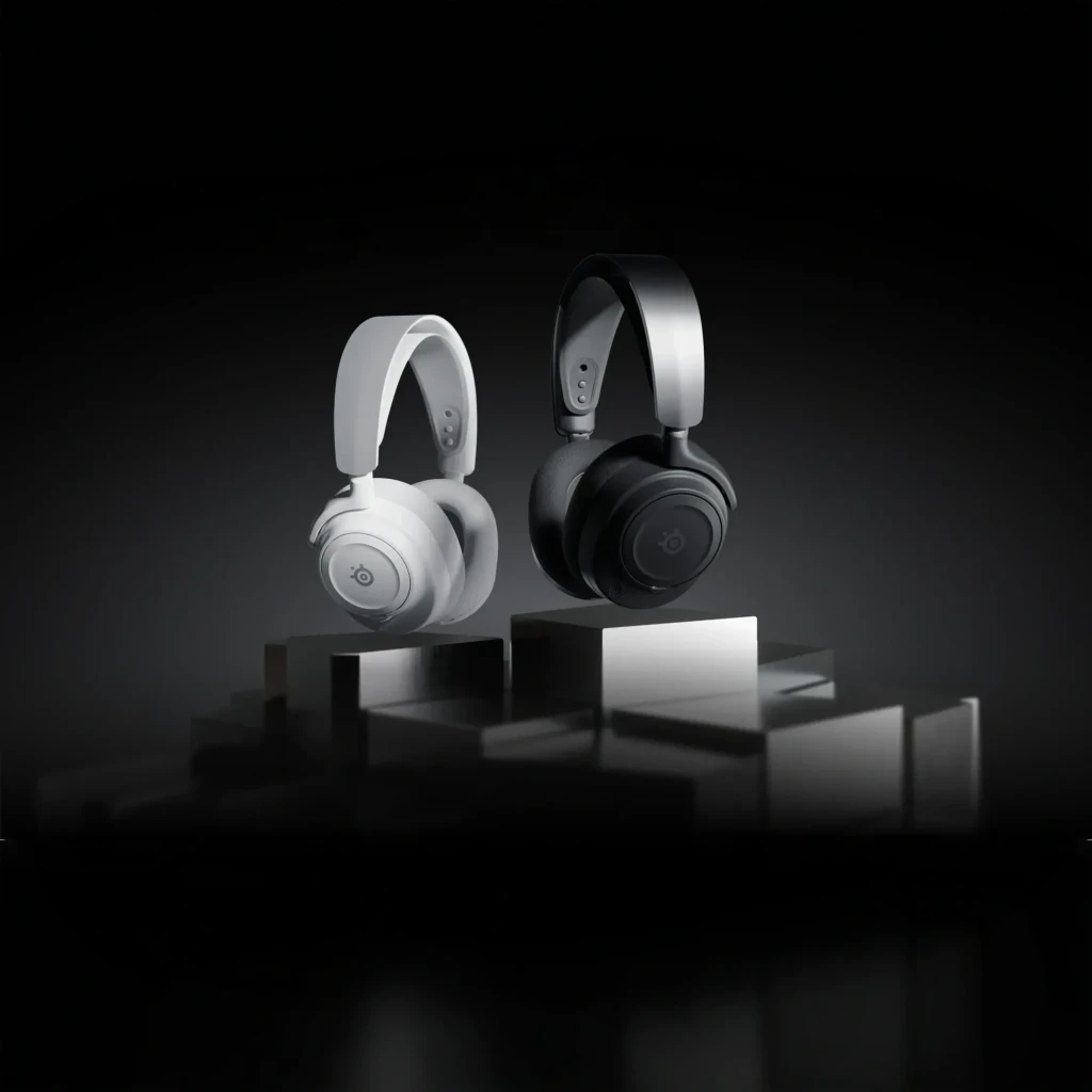 SteelSeries Arctis Nova 7 Wireless Gen 2 blanco, vista lateral: auriculares con logo y receptor USB-C incluido - Ítem4