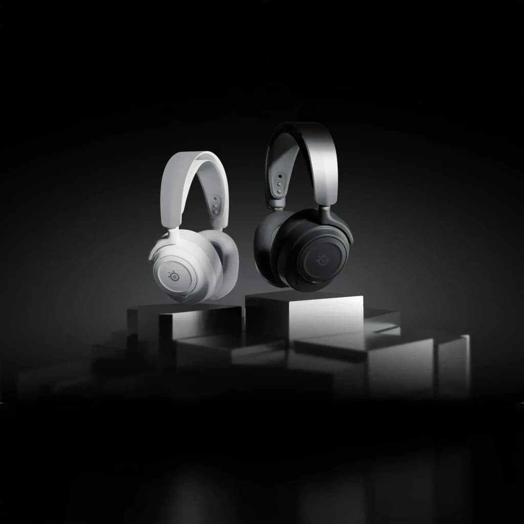 SteelSeries Arctis Nova 7 Wireless Gen 2 blanco, comparativa: versión blanca y negra sobre pedestales en escena oscura
