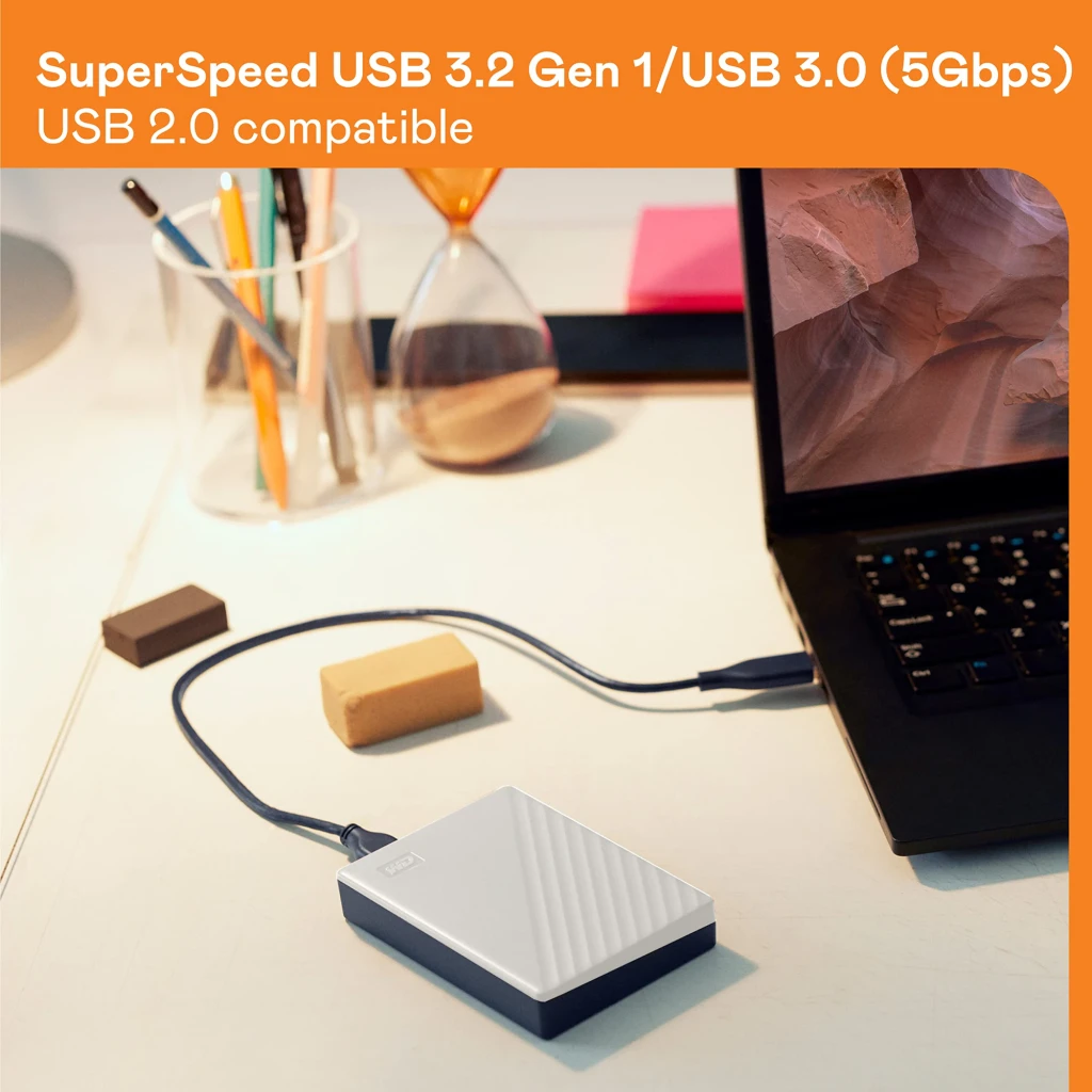 WD My Passport 2TB blanco, vista frontal: carcasa blanca con estrías diagonales y logo WD en relieve - Ítem2