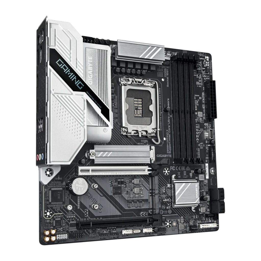 Gigabyte Z890M Gaming X Preto, vista com caixa: placa-mãe preta e prateada ao lado da embalagem laranja e preta - Item3