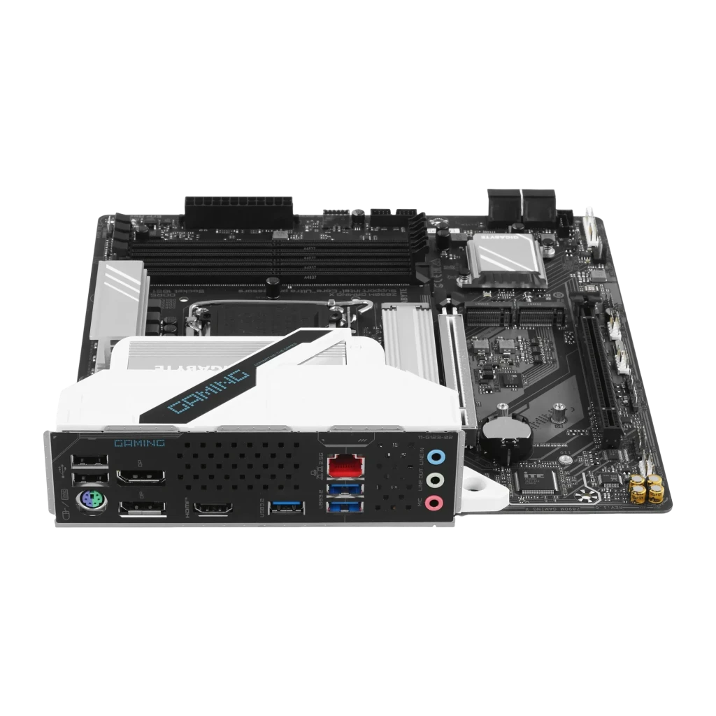 Gigabyte Z890M Gaming X Preto, vista com caixa: placa-mãe preta e prateada ao lado da embalagem laranja e preta - Item4