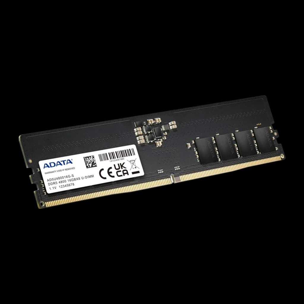 ADATA Premier 16GB DDR5 noir, vue en angle: module incliné montrant le PCB, les puces et l'étiquette avec spécifications