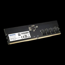ADATA Premier 16GB DDR5 noir, vue en angle: module incliné montrant le PCB, les puces et l'étiquette avec spécifications