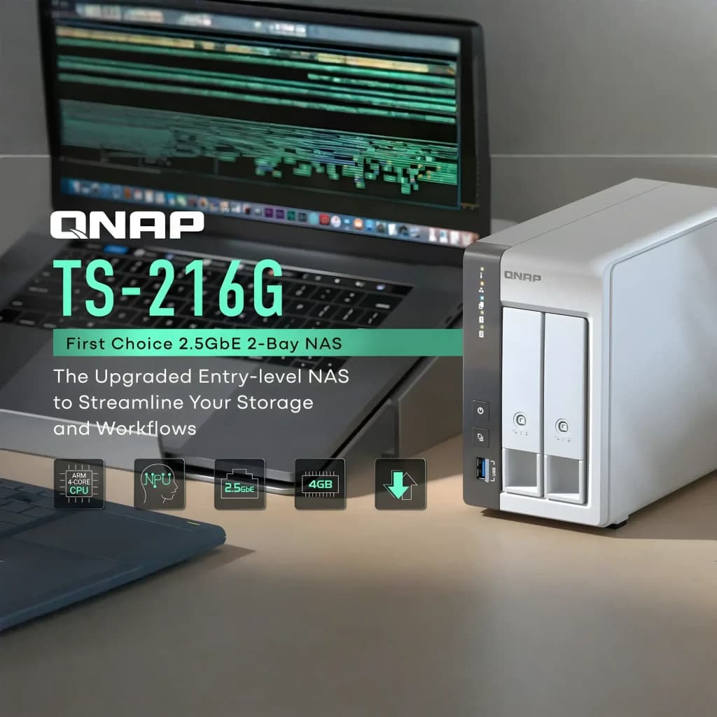 QNAP TS-216G NAS 2 baias 6GB branco, vista frontal em cena: chassi branco e cinza com 2 baias, porta USB 3.0 e laptop ao
