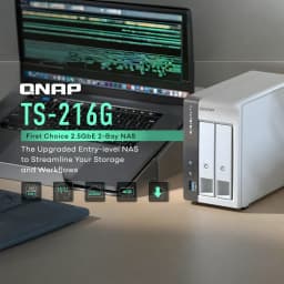 QNAP TS-216G NAS 2 baias 6GB branco, vista frontal em cena: chassi branco e cinza com 2 baias, porta USB 3.0 e laptop ao