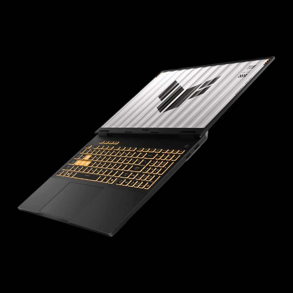 ASUS TUF Gaming F16 1TB cinza, vista lateral em ângulo baixo: teclado laranja, ecrã quase horizontal e portas laterais
