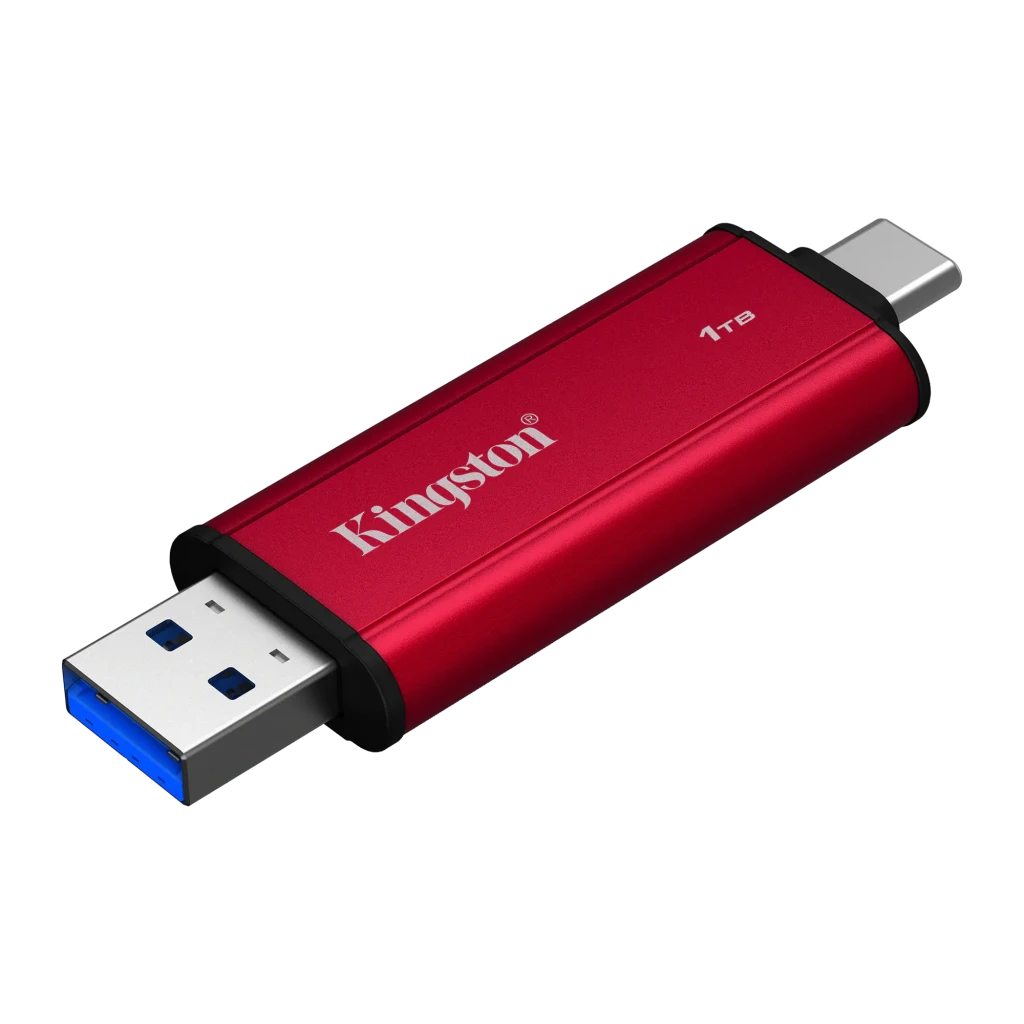 Kingston SPSD 1TB preto vermelho, vista em perspectiva: corpo vermelho com logo Kingston, conectores USB-A e USB-C nas - Item3