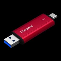 Kingston SPSD 1TB preto vermelho, vista diagonal: corpo vermelho com logo, conectores USB-A azul e USB-C visíveis