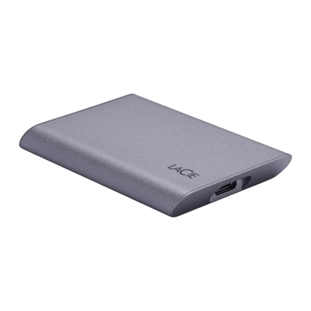 LaCie Mobile SSD Secure USB-C 2TB cinza espacial, vista frontal: superfície metálica texturizada com logo LaCie no canto - Item3