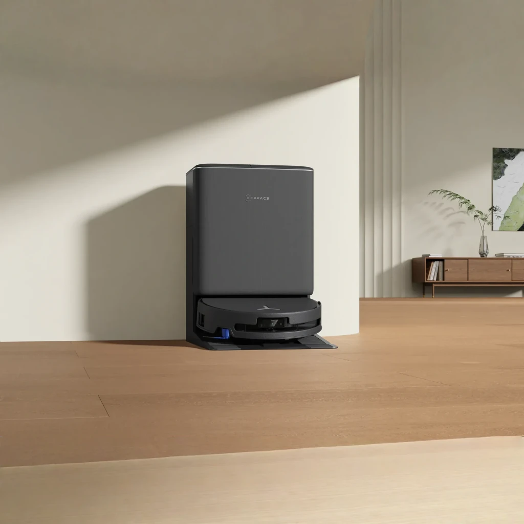 Ecovacs Deebot T90 Pro Omni preto, vista lateral do kit: base de esvaziamento automático em ângulo três quartos com robô - Item7