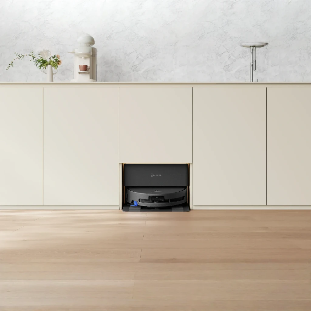 Ecovacs Deebot T90 Pro Omni preto, vista lateral do kit: base de esvaziamento automático em ângulo três quartos com robô - Item5