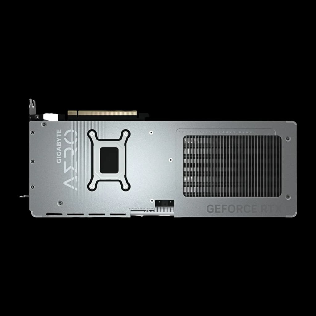 Gigabyte RTX 5070 AERO OC 12GB blanco, vista trasera: backplate plateado con logo AERO, GeForce RTX y rejilla de ventilación