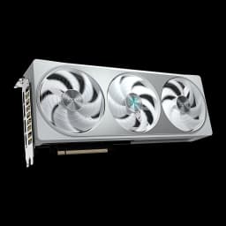 Gigabyte RTX 5070 AERO OC 12GB blanco, vista frontal en ángulo: tres ventiladores AERO con carcasa plateada y conector PCIe