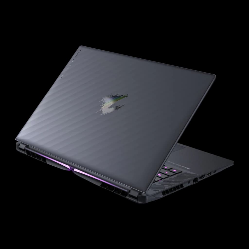 GIGABYTE AORUS Elite 16 1TB gris, vue arrière en angle: couvercle texturé strié, logo AORUS et rétroéclairage RGB violet