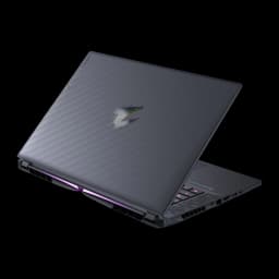 GIGABYTE AORUS Elite 16 1TB gris, vue arrière en angle: couvercle texturé strié, logo AORUS et rétroéclairage RGB violet