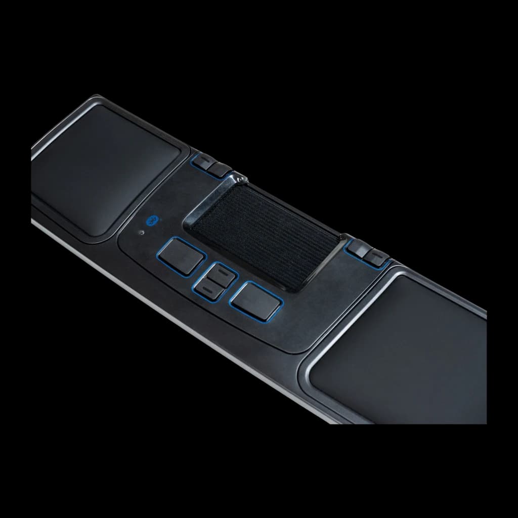Mousetrapper Prime Bluetooth USB negro, primer plano en ángulo: trackpad textil, botones con retroiluminación azul y logo