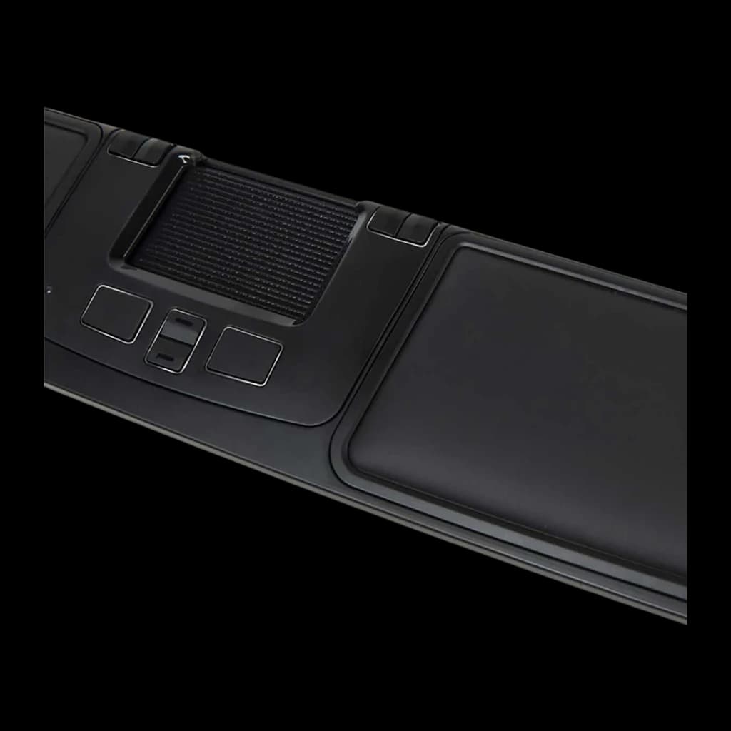 Mousetrapper Prime Bluetooth USB negro, vista diagonal: trackpad central, botones y reposamanos acolchado negro