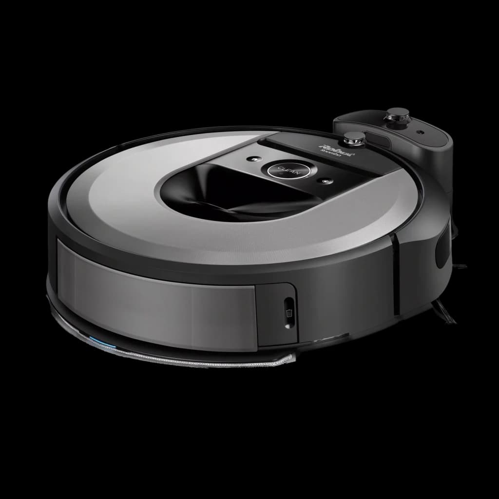 iRobot Roomba Combo i8+ Preto, vista em ângulo: topo prateado, botão central e módulo de lavagem visível sob a lateral