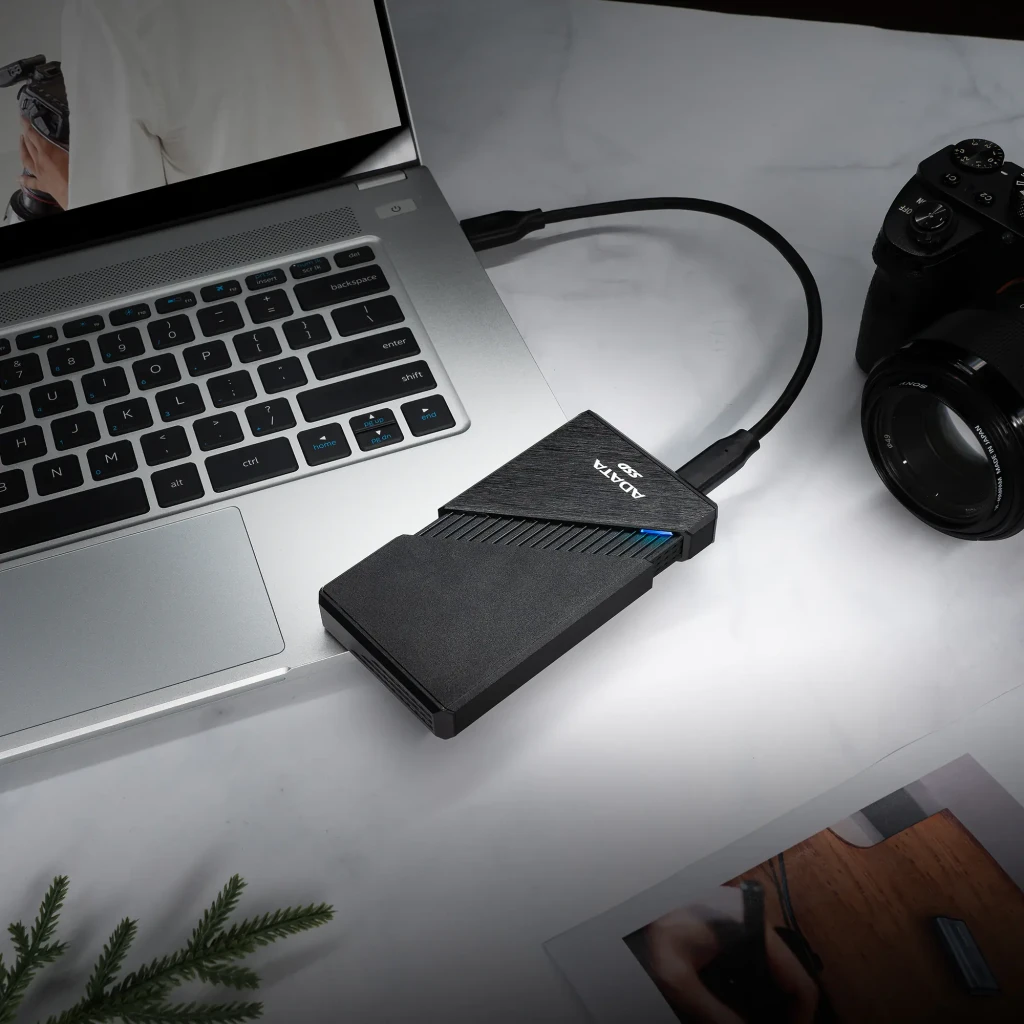 ADATA SE920 1TB preto, vista diagonal: carcaça bicolor com acabamento escovado, grades e LED azul lateral - Item4
