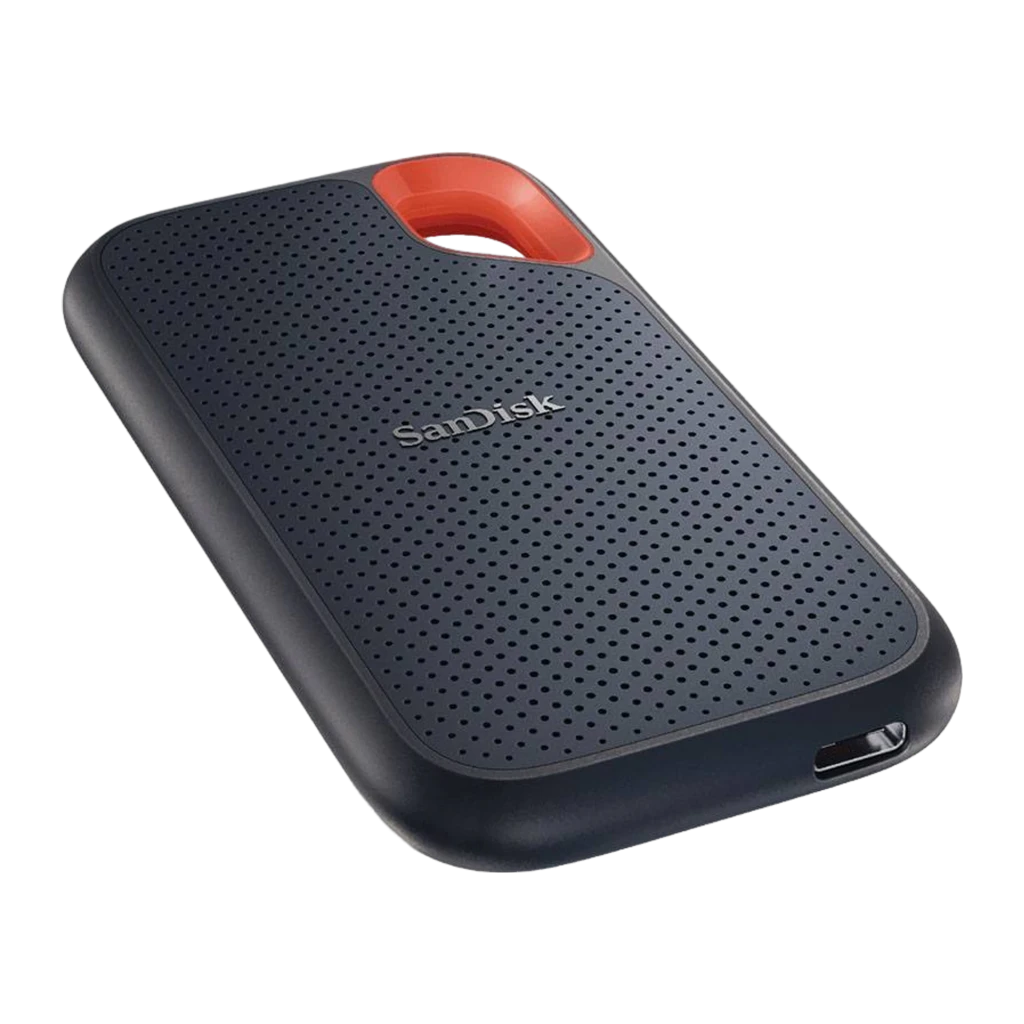 SanDisk Extreme Portable V2 4TB preto, vista frontal em ângulo: superfície perfurada, alça vermelha e logo SanDisk - Item1