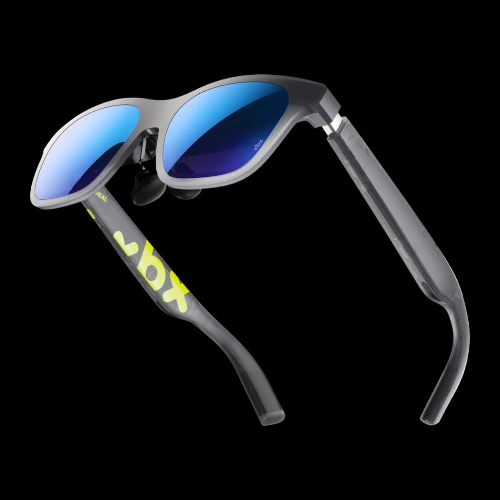 XREAL XBX A01+ Lunettes AR Gris, vue diagonale: verres bleus miroir et branche avec logo XBX jaune fluorescent