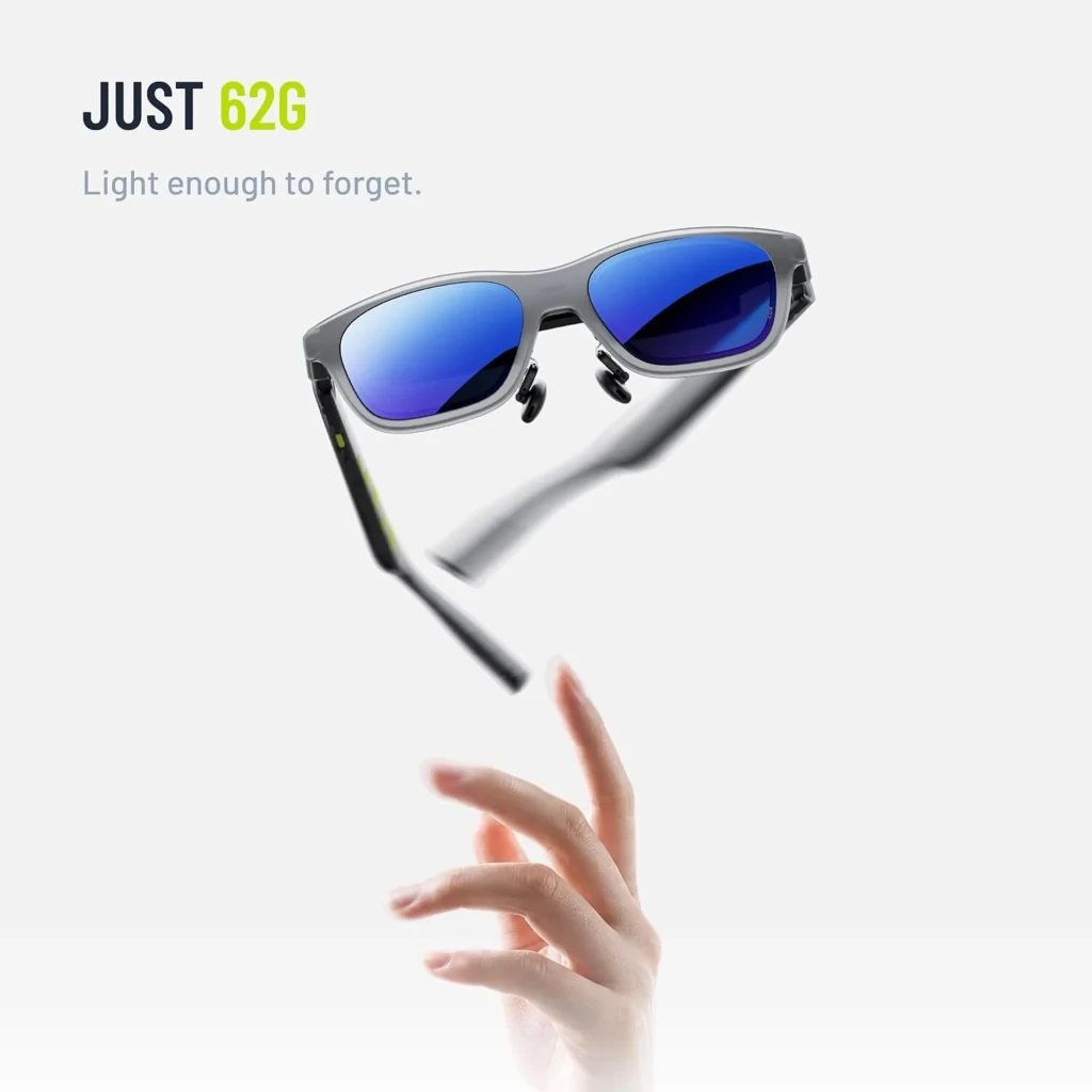 XREAL XBX A01+ Lunettes AR Gris, vue diagonale: verres bleus miroir et branche avec logo XBX jaune fluorescent - Ítem5