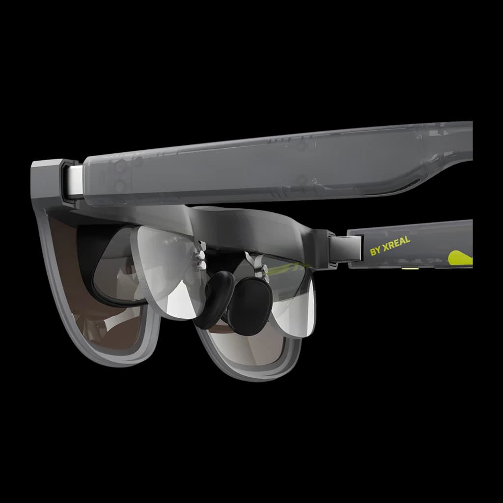 XREAL XBX A01+ Lunettes AR Gris, vue inférieure avant: verres AR translucides, optique interne et logo BY XREAL jaune