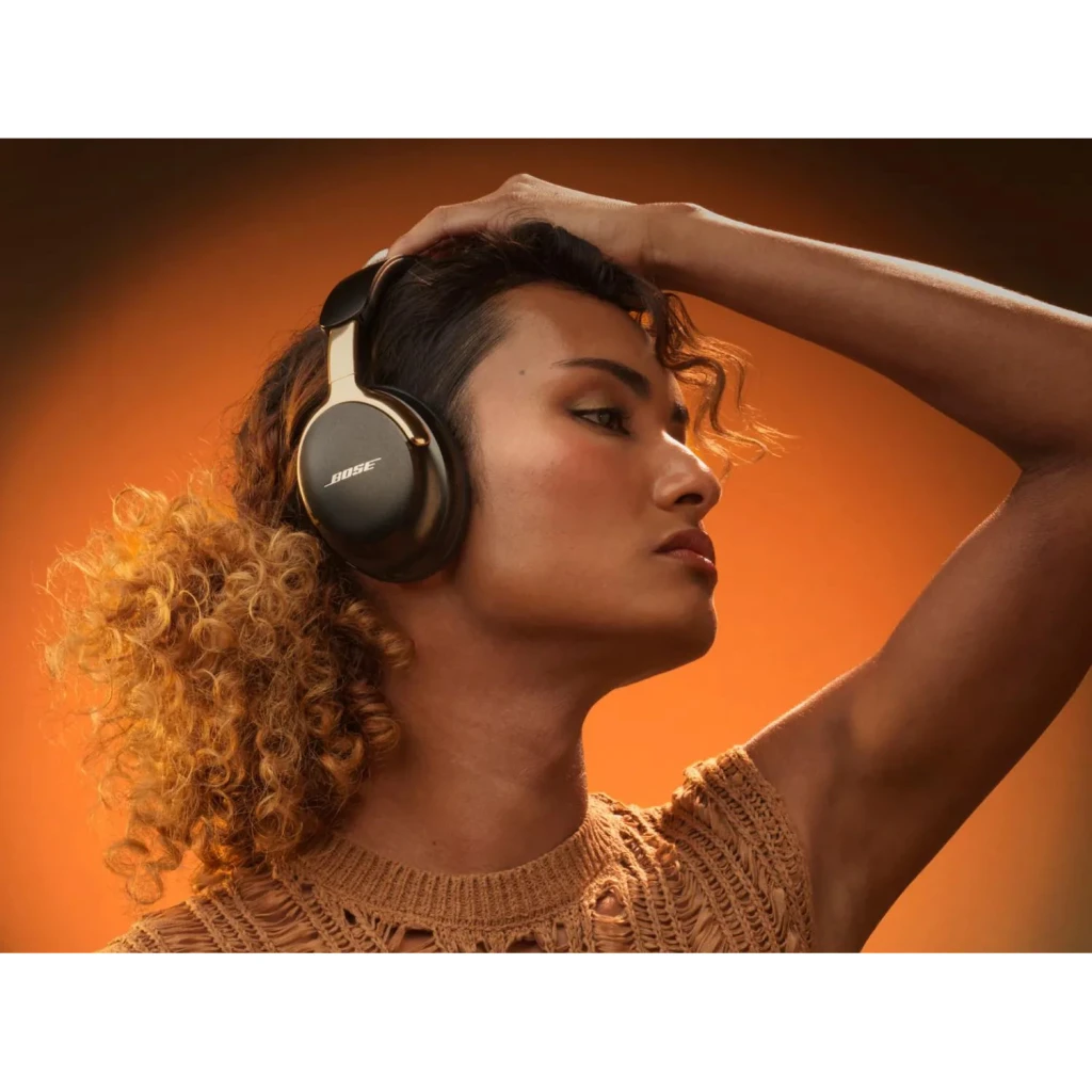 Casque Bose QuietComfort Ultra Gen 2 Réduction de Bruit Circum-Aural Or, lifestyle: femme de profil portant le casque, fond