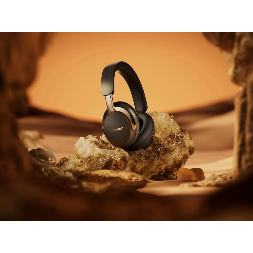 Casque Bose QuietComfort Ultra Gen 2 Réduction de Bruit Circum-Aural Or, vue avant: posé sur roche minérale avec fond
