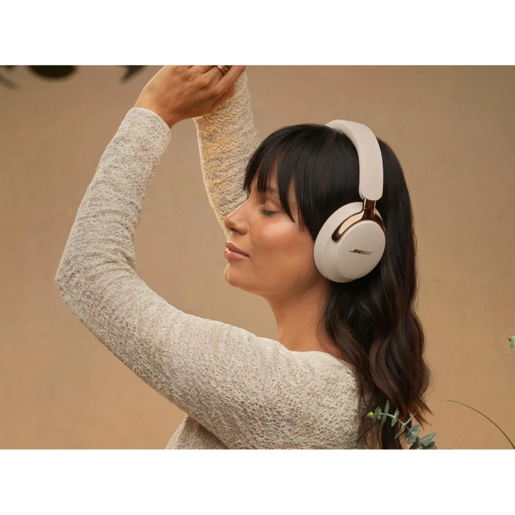 Casque Bose QuietComfort Ultra Headphones 2e Gen Réduction de Bruit Active Driftwood Sable, lifestyle: femme yeux fermés