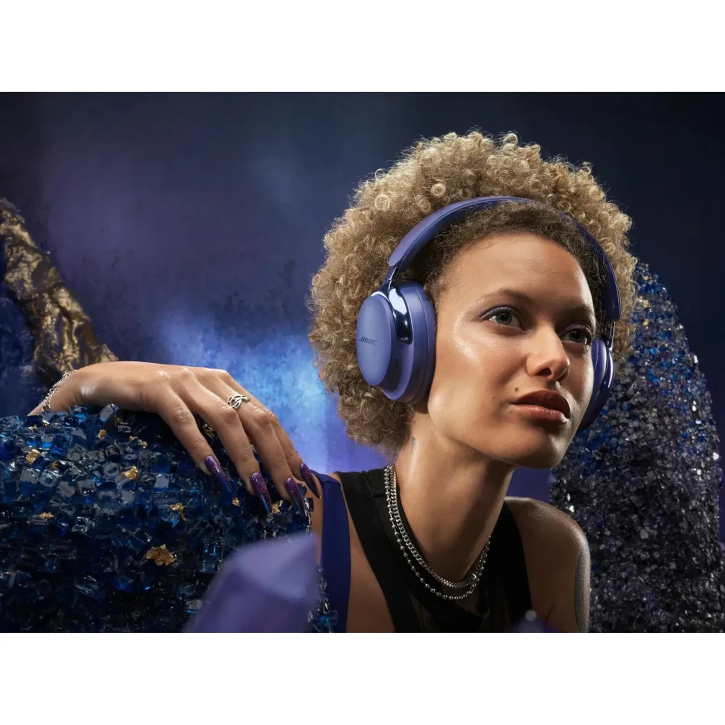 Casque Bose QuietComfort Ultra Gen 2 Réduction de Bruit Arceau Minuit Violet, lifestyle: femme portant le casque, vue