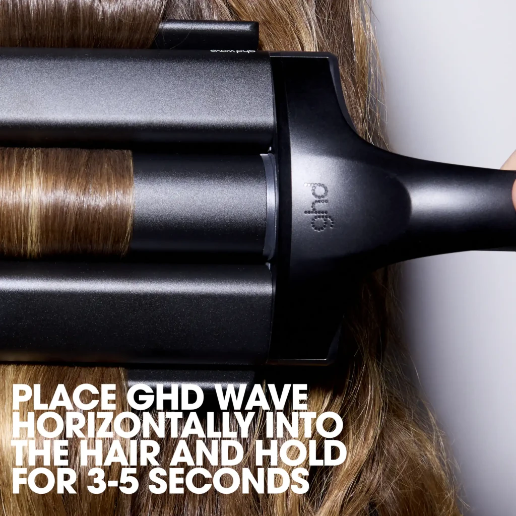 Ondulador de pelo ghd Wave Triple Barrel 185°C negro con tres barriles anchos, punta fría y botón de encendido; incluye caja elegante en negro y dorado - Ítem4