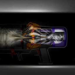 Aspirador escova Dyson V15s Detect Submarine com corpo transparente, ciclones visíveis, filtro roxo e design sem fios com detritos sendo sugados