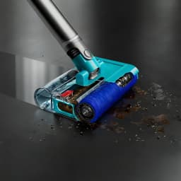 Aspirador escova Dyson V15s Detect Submarine com escova húmida motorizada azul, rolo de microfibra e reservatório de água limpando detritos no piso escuro