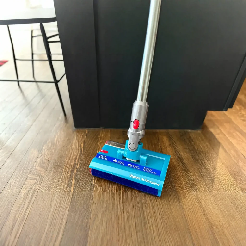 Aspiradora escoba Dyson V15s Detect Submarine sin cable, cuerpo gris con detalles dorados y morados, cepillo húmedo motorizado azul para limpieza de suelos - Ítem8