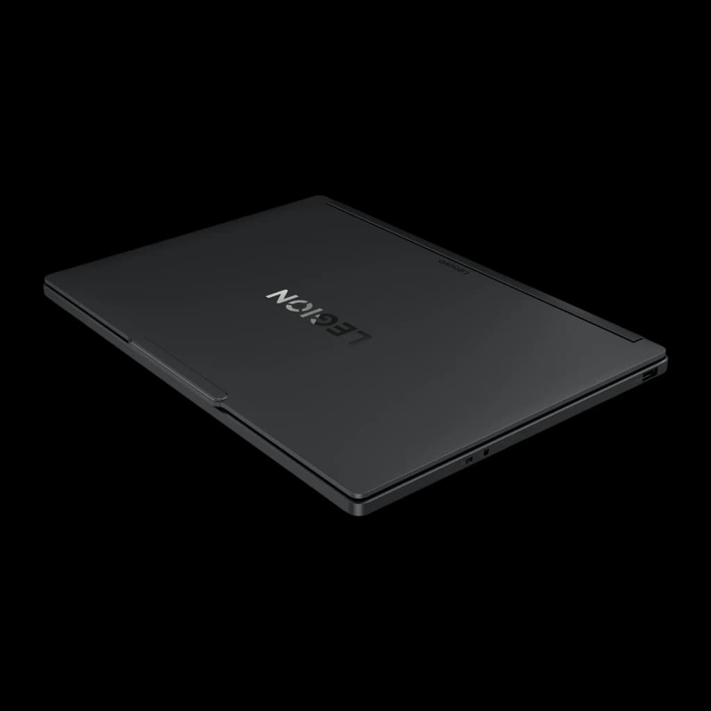 Lenovo Legion 5 15AHP11 512GB negro, vista trasera en ángulo: tapa cerrada con logo Legion en relieve y bisagra visible