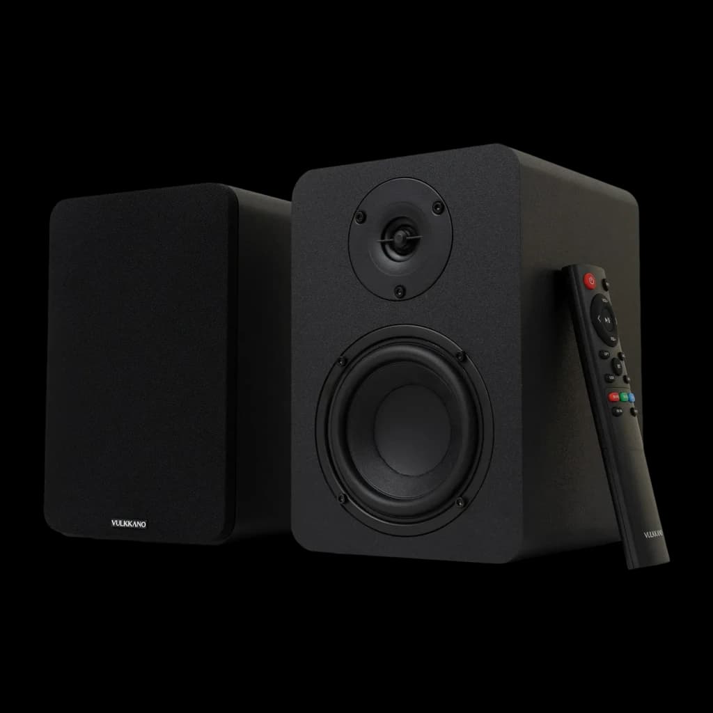 Vulkkano A4 ARC MKII negro, vista principal: altavoces 2.0 en ángulo, altavoz con rejilla de tela y mando a distancia