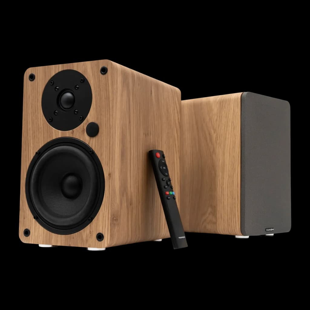 Vulkkano A4 ARC MKII Nogal, vista frontal con mando: altavoz principal con drivers expuestos y mando a distancia apoyado