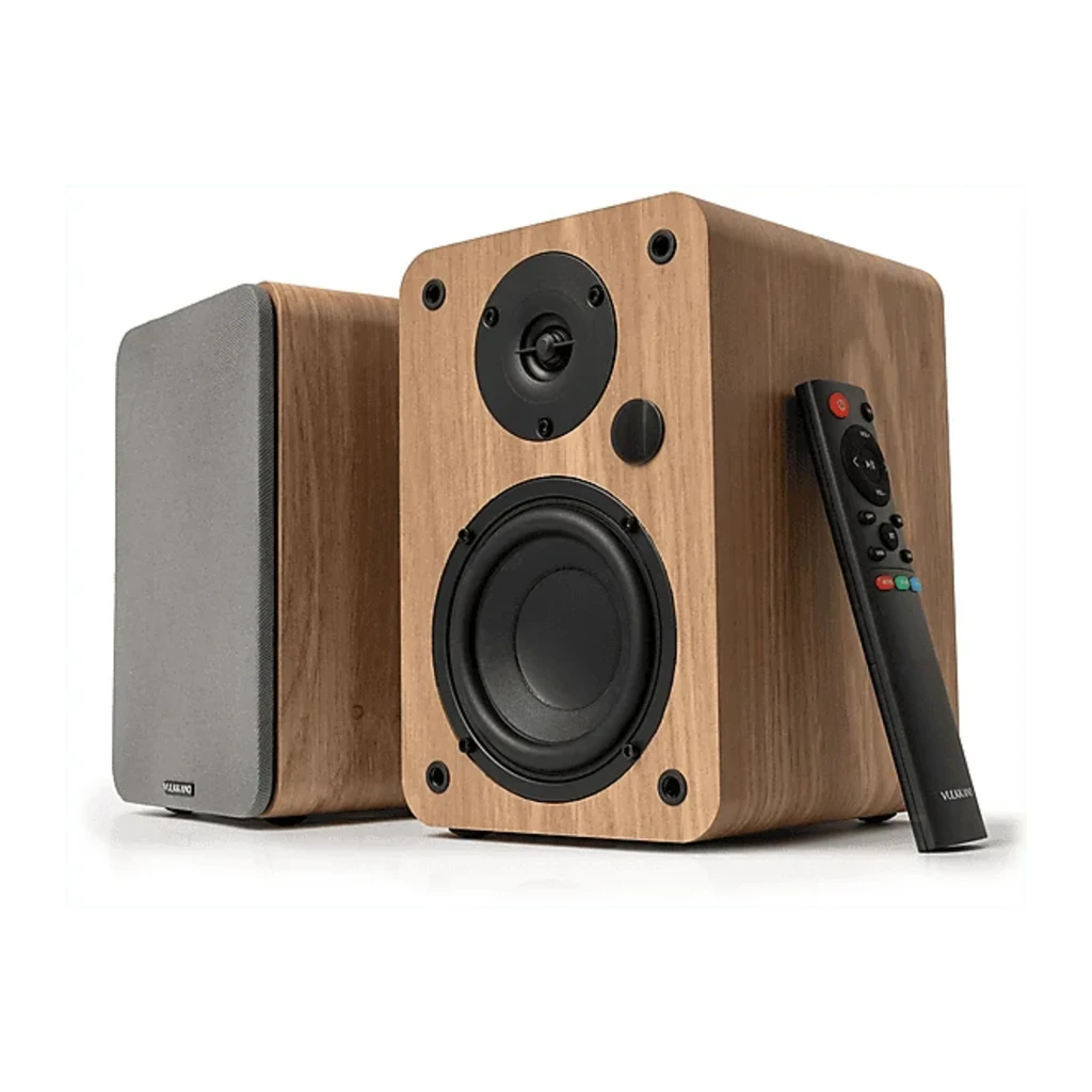 Vulkkano A4 ARC MKII Nogal, vista frontal con mando: altavoz principal con drivers expuestos y mando a distancia apoyado - Ítem3