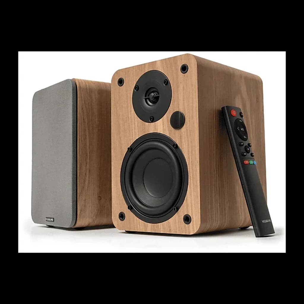 Vulkkano A4 ARC MKII Marrón Nogal, vista frontal: par de altavoces con acabado madera, tweeter, woofer y mando a distancia