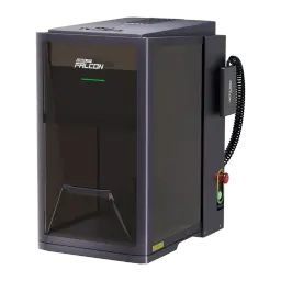 Gravador Laser Creality Falcon T1 40W Díodo, vista frontal em ângulo: carcaça fechada escura, logo Falcon, luz verde e botão