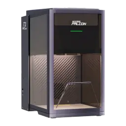 Gravador Laser Creality Falcon T1 40W Díodo, vista em ângulo: carcaça fechada com painel transparente, interior iluminado