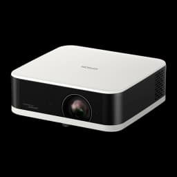 Epson V11HB72040 1080p 3LCD noir et blanc, vue en angle: grilles de ventilation latérales visibles